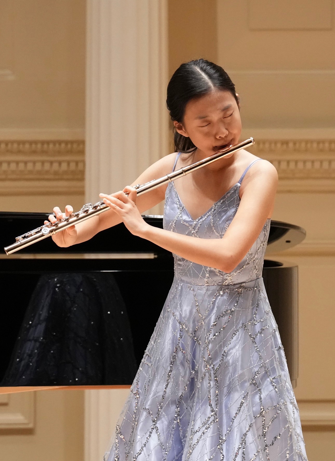 Eileen Lee performing